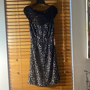 Monique Lhuillier Lace and Sarin Backless Dress
